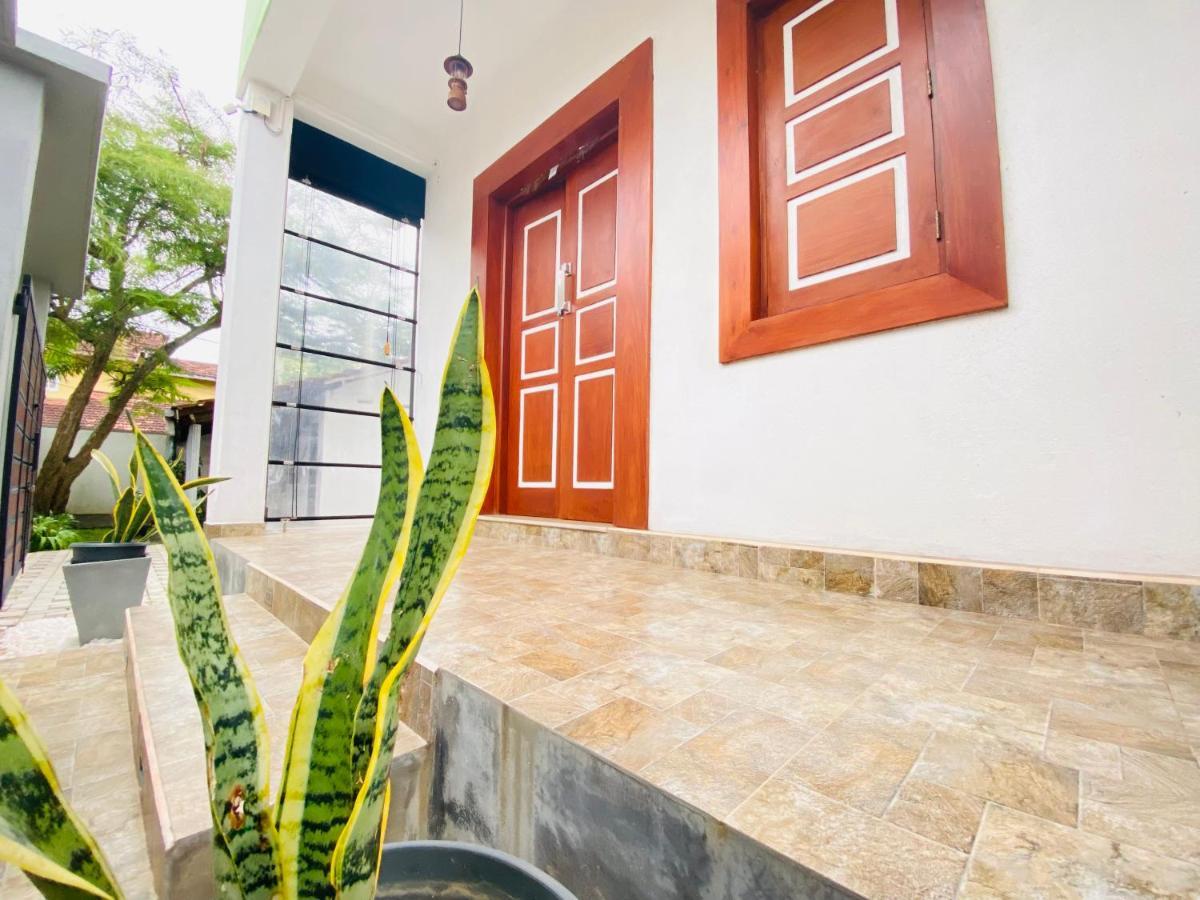 Srimadis Villa Near Airport - Negombo Exterior photo